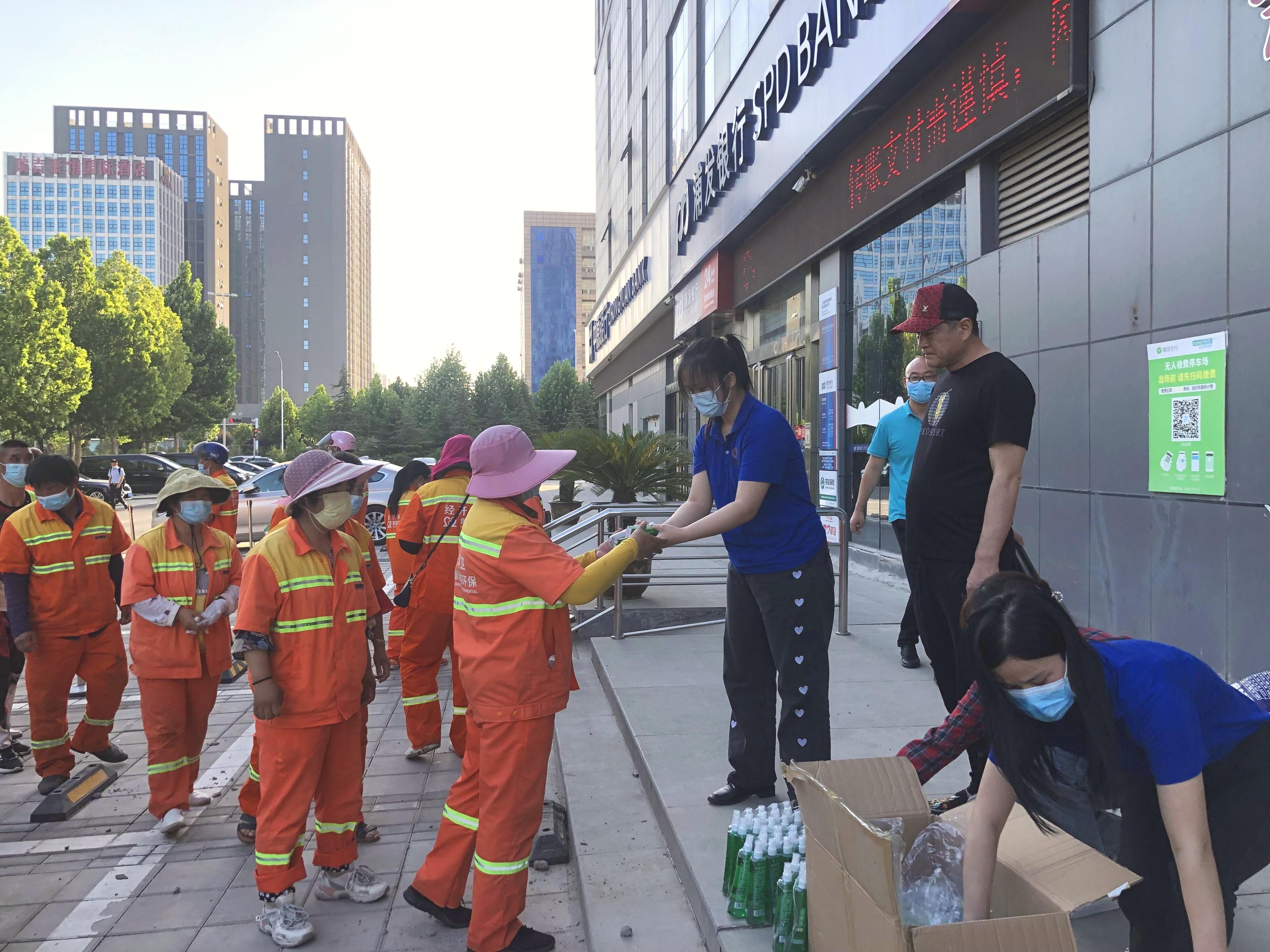 酷暑天氣，百消丹為高溫一線的他們送去一份清涼~